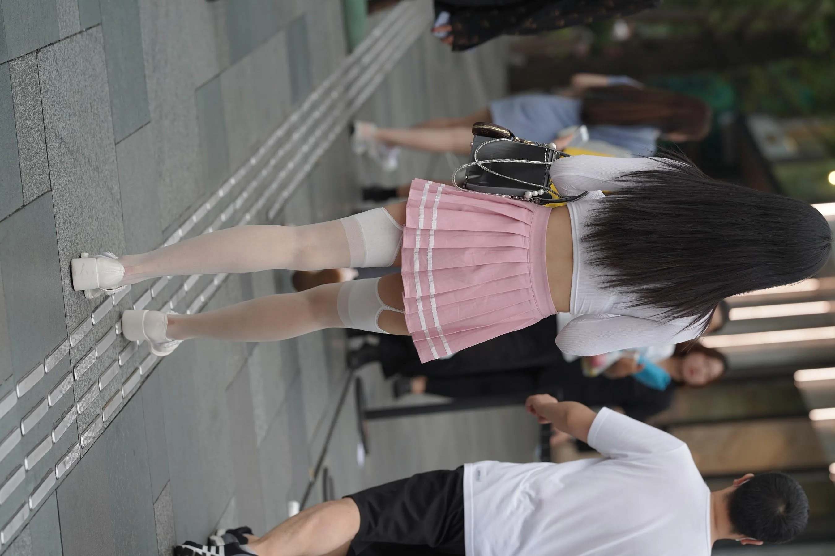 魔镜街拍 NO.161 街拍白丝吊带袜美女 [109P]插图9